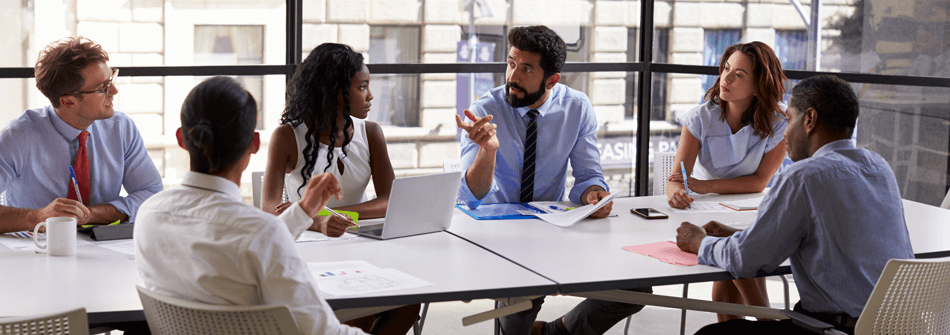 collaborateurs discutant autour d'une table lors d'une réunion