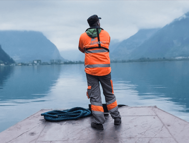 Ein Mann steht auf dem Boot auf einem Schweizer See – Bild der jobs.ch Video-Kampagne